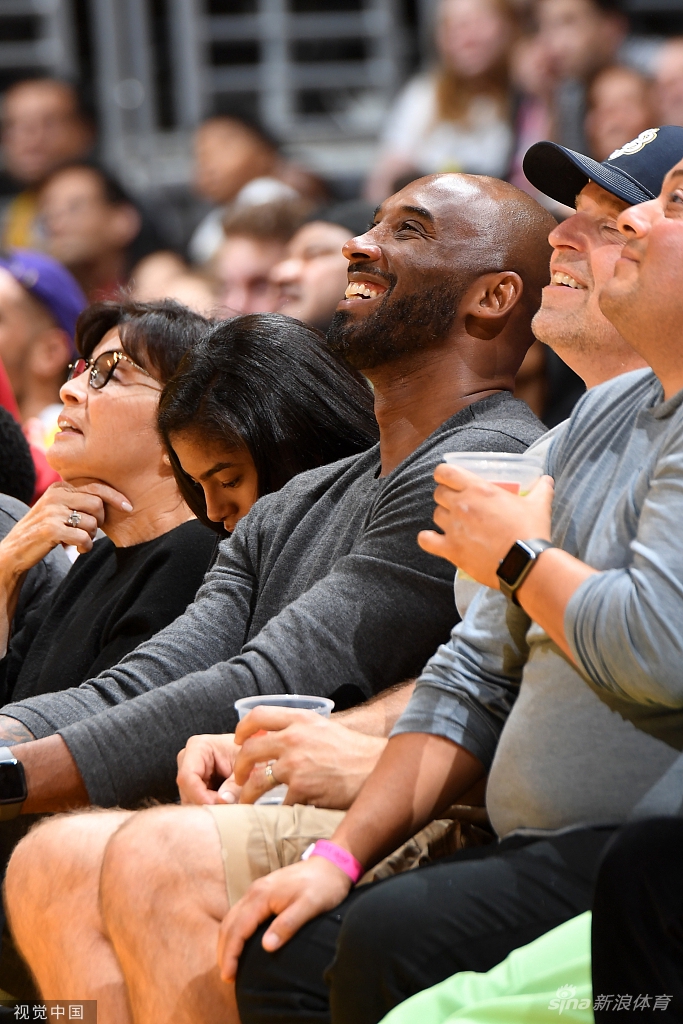 永远的曼巴！两年前的今天科比携女儿观战湖人