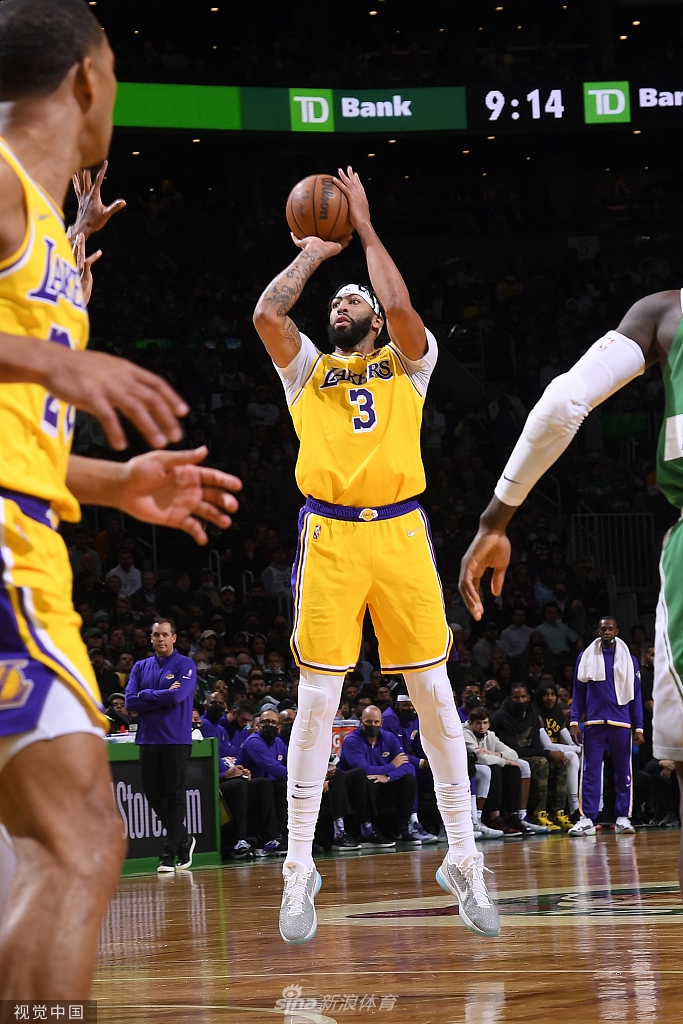 [NBA]湖人客场输22分 詹姆斯复出砍23分