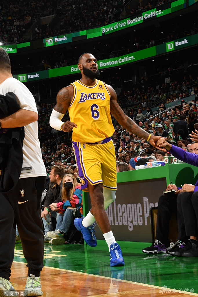 [NBA]湖人客场输22分 詹姆斯复出砍23分