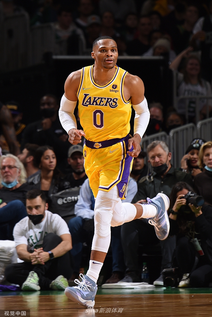 [NBA]湖人客场输22分 詹姆斯复出砍23分