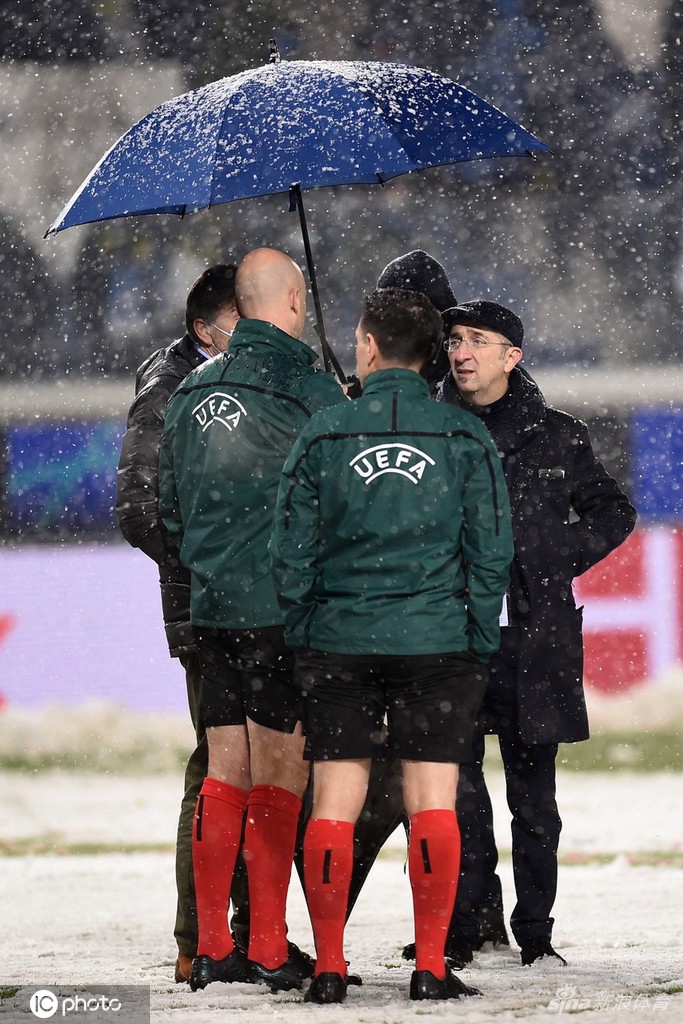 大雪逼停欧冠小组赛比赛 亚特兰大主场一片白茫茫