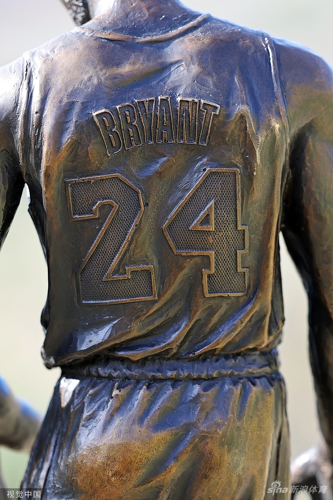 科比遇难地点树立雕像 他已离开2年了