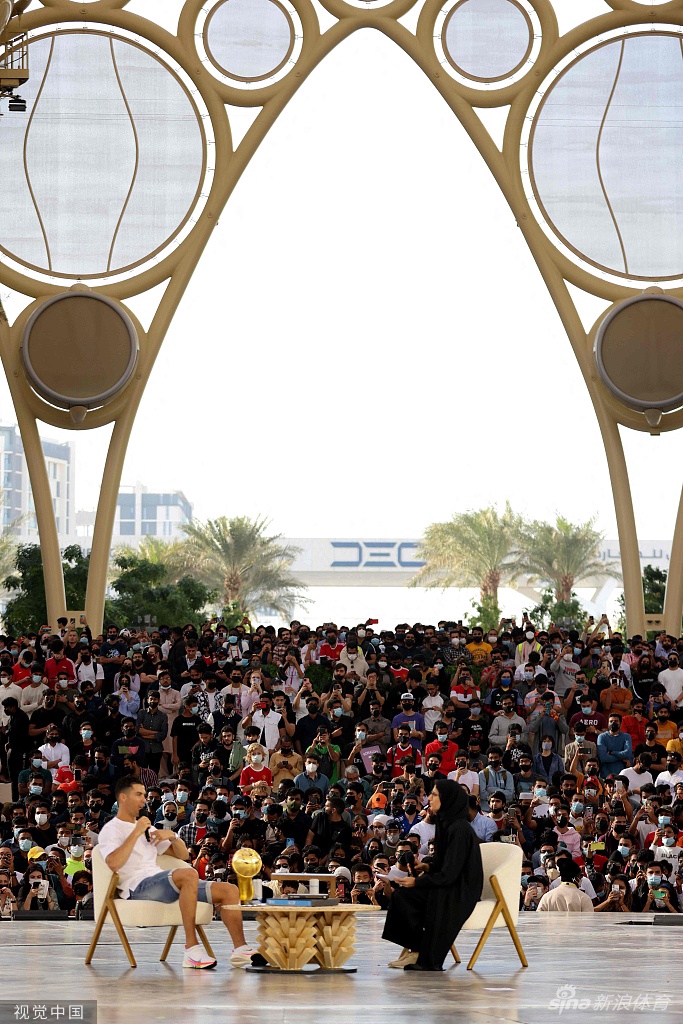 C罗迪拜领取环足历史最佳射手奖杯