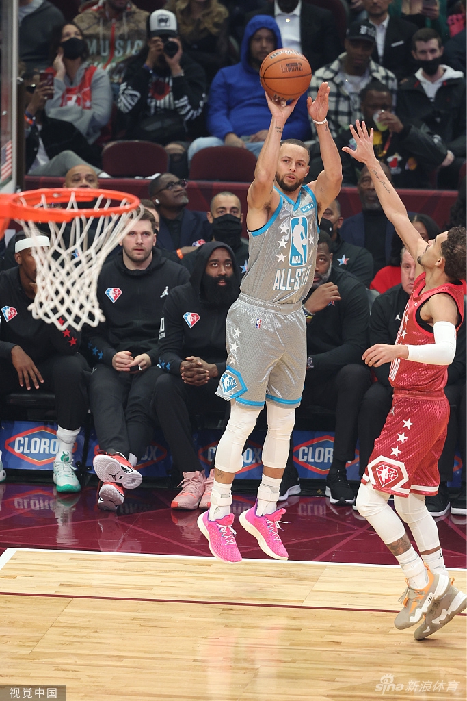库里收获生涯首座全明星MVP奖杯 16记三分破纪录