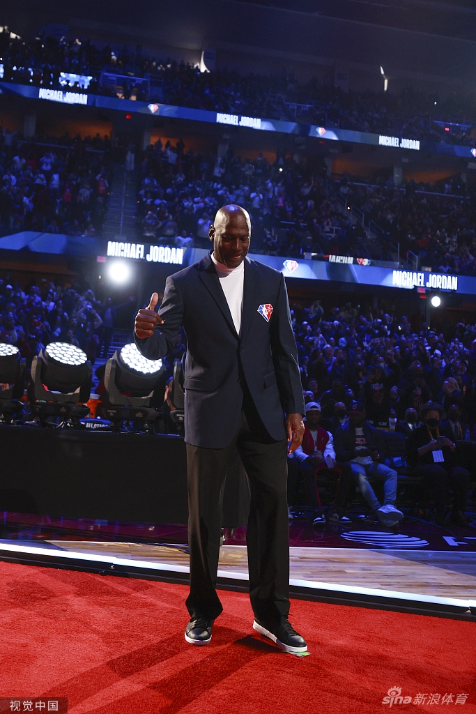 乔丹领衔75大球星亮相全明星赛