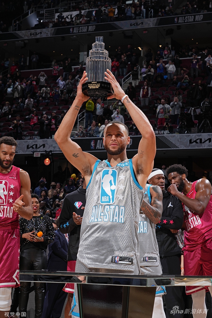 库里收获生涯首座全明星MVP奖杯 16记三分破纪录