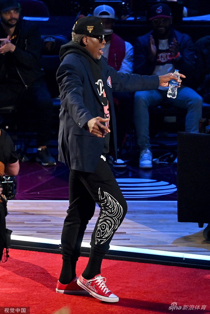 乔丹领衔75大球星亮相全明星赛