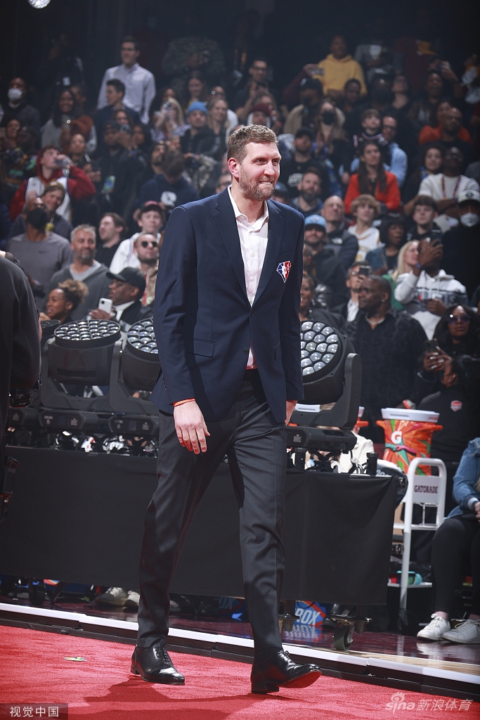 乔丹领衔75大球星亮相全明星赛