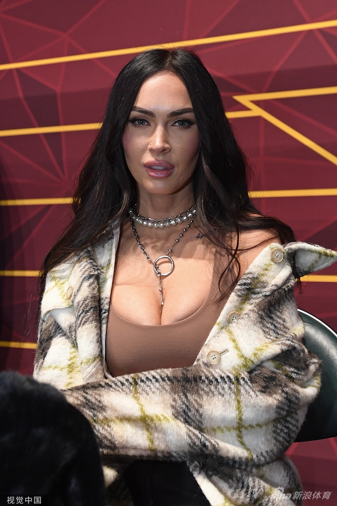 火辣依旧！变形金刚女主梅根现场看全明星