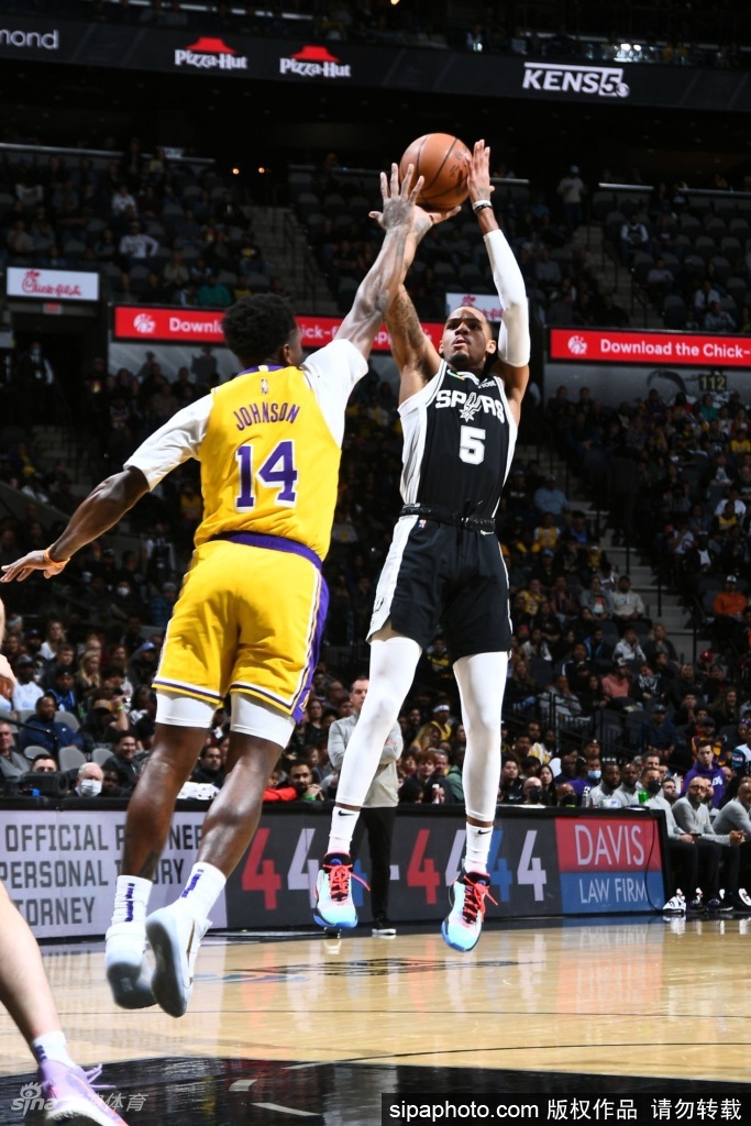 [NBA]湖人110-117马刺 威少空砍17+10