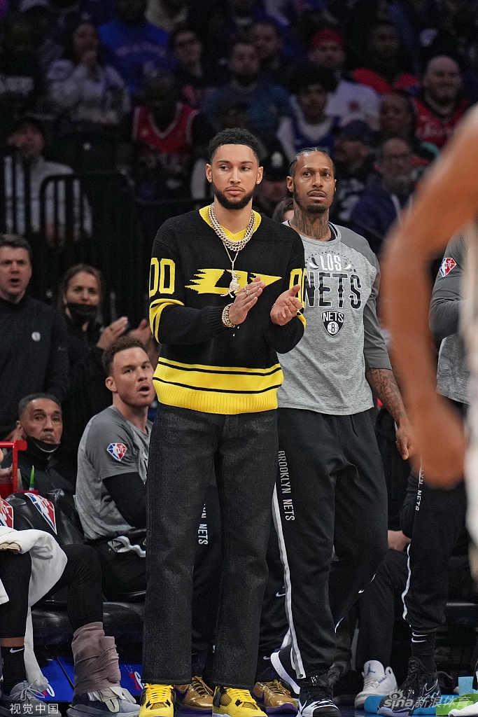 全场球迷狂嘘！西蒙斯回费城享受巨星待遇