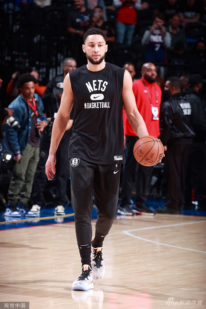 全场球迷狂嘘！西蒙斯回费城享受巨星待遇