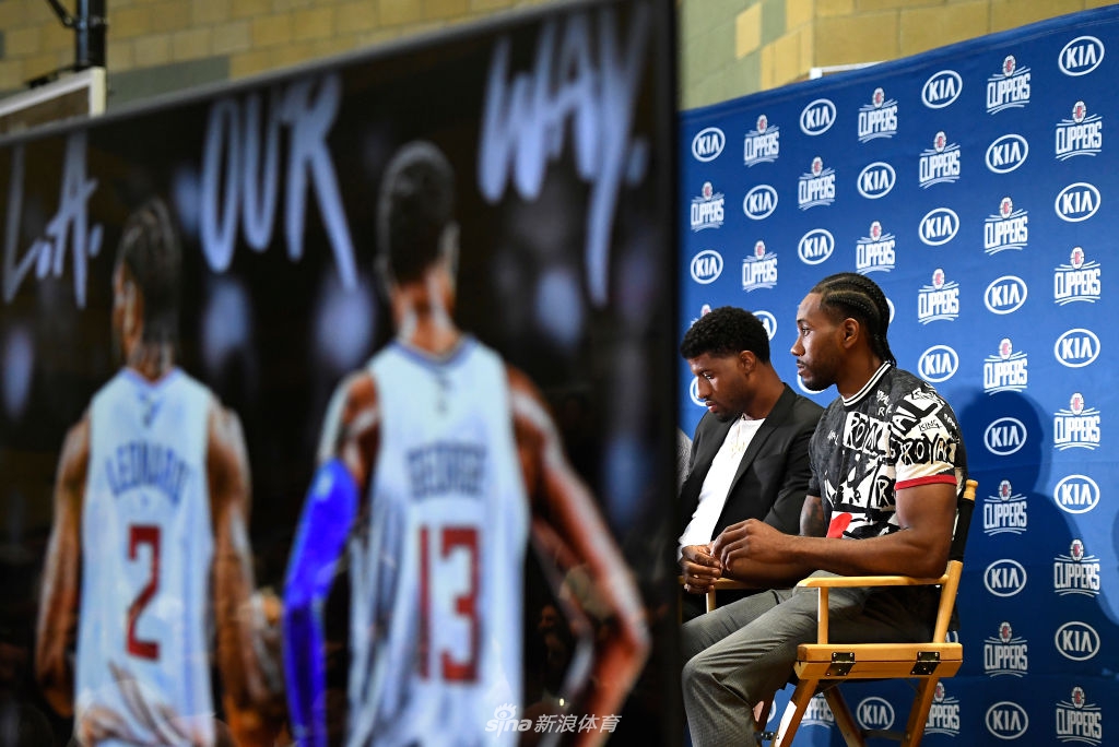 快船举行超巨欢迎发布会!卡哇伊泡椒露出灿烂笑容