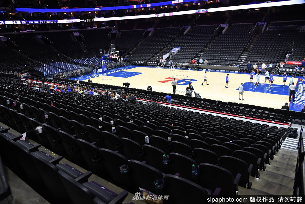 疫情袭击NBA！球员用消毒液洗手 球迷开始戴口罩