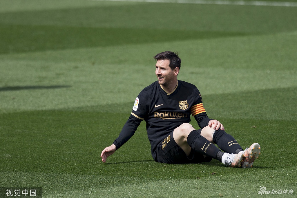 梅西一场被对手放倒四次 巨星待遇：凶狠犯规