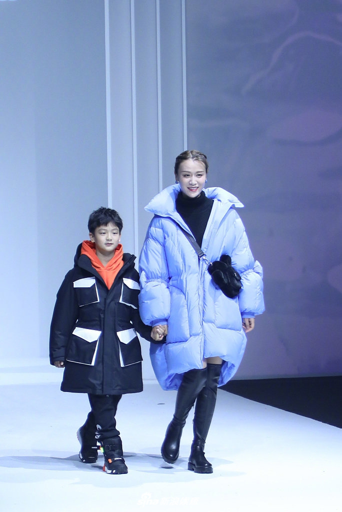 田亮儿子首登时装周走秀大方自信 叶一茜感慨儿子长大了