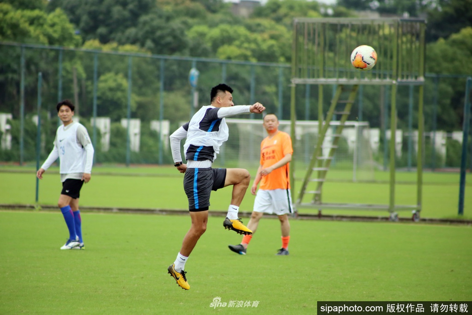 上海绿地申花管理层和教练“热身”迎中超