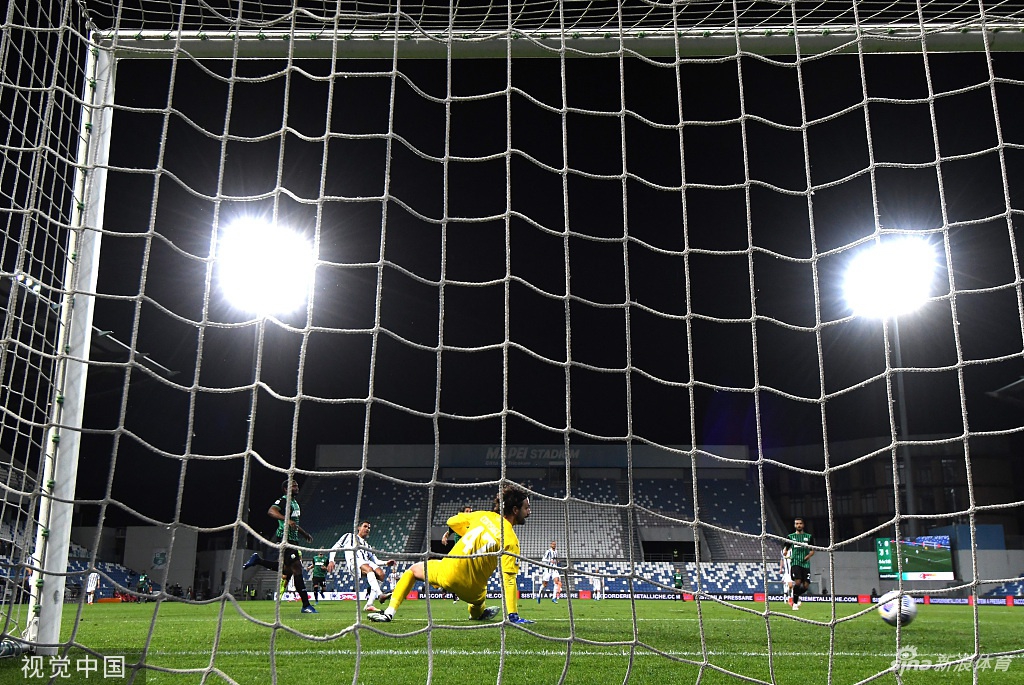 足坛历史首人！C罗为3个俱乐部均打入100球