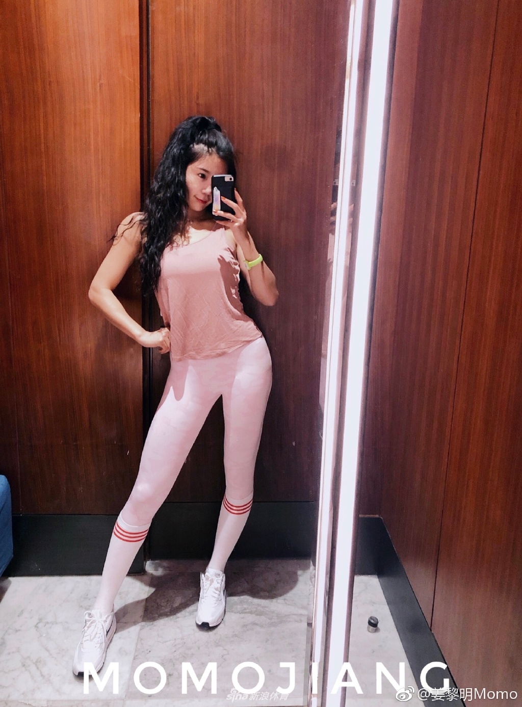 健身女神姜黎明出游秀好身材 惹火s身形