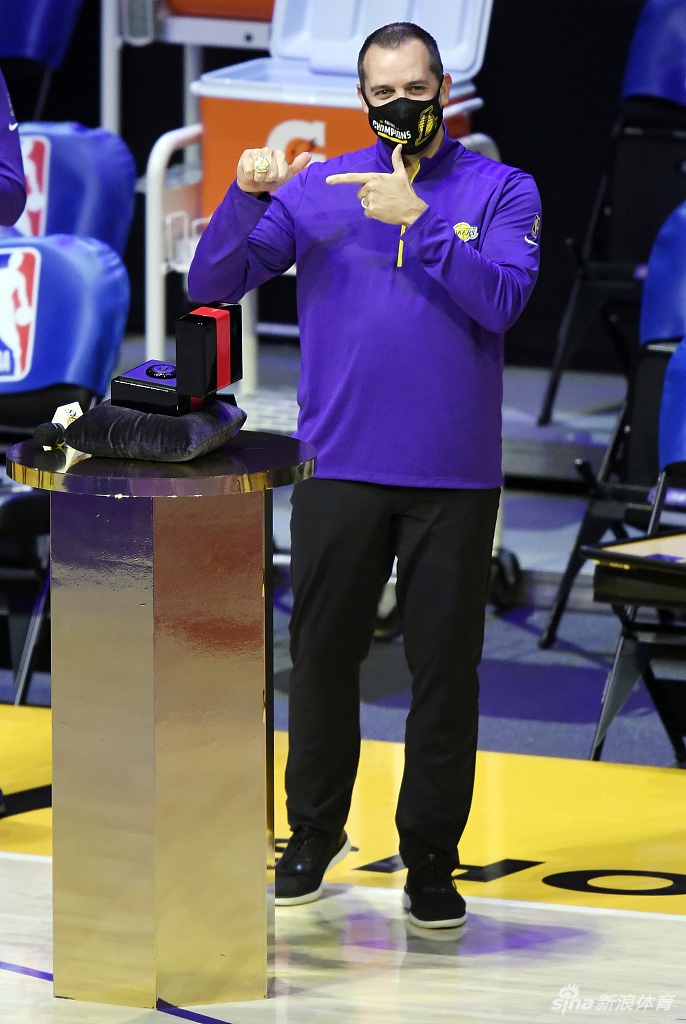 湖人总冠军戒指颁奖仪式 詹姆斯戴大钻戒笑开花