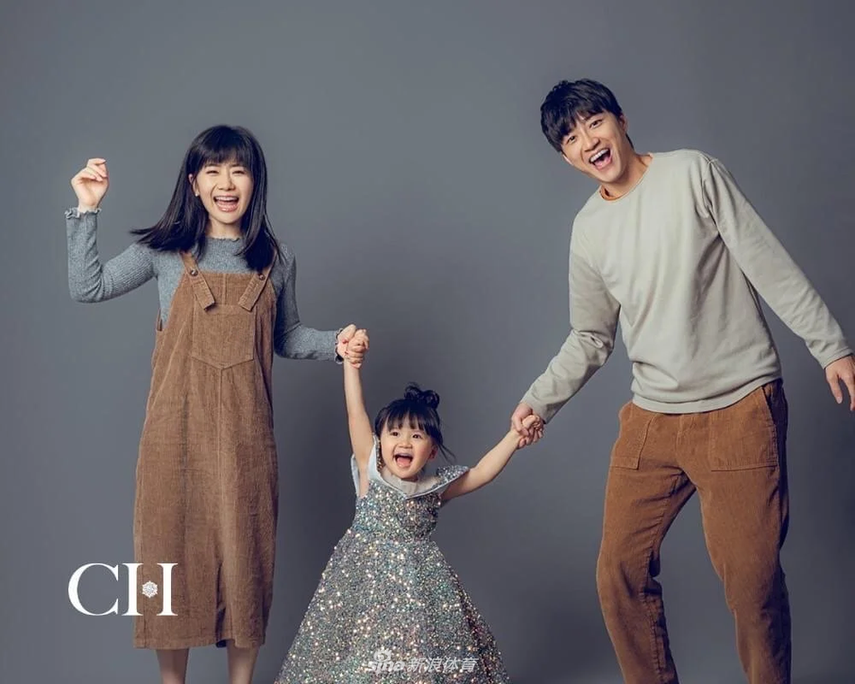 福原爱江宏杰携儿女拍大片 爱拉酱似公主小小杰表情高冷