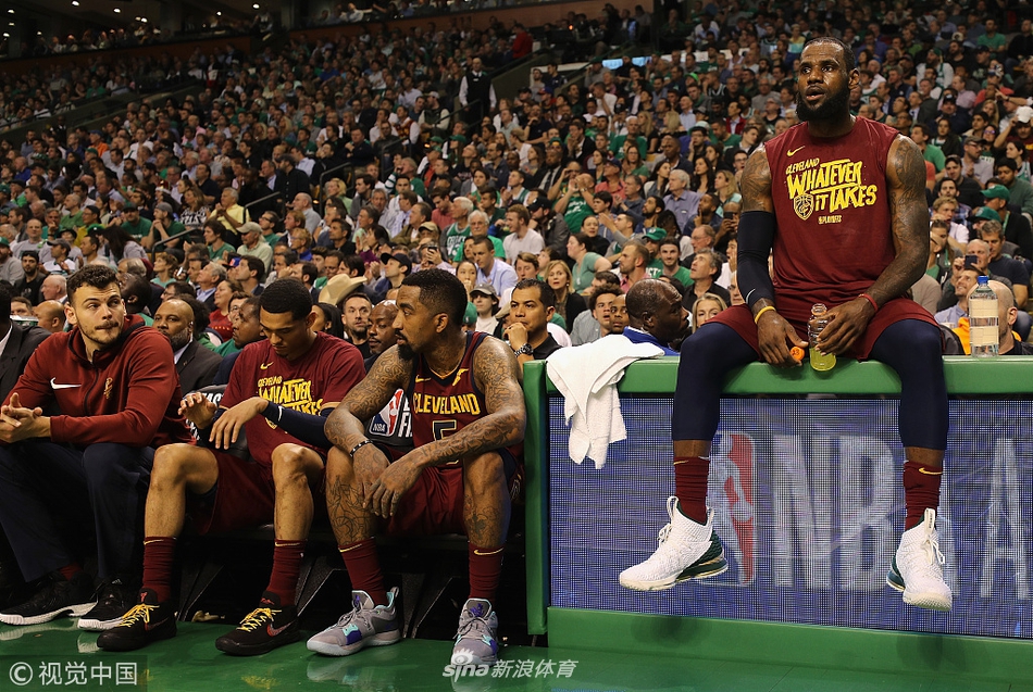 带不动球队王者变青铜 双眼空洞的詹皇