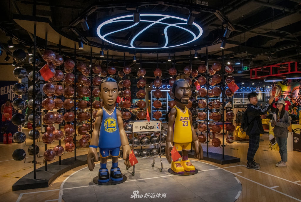 NBA北京旗舰店内随处可见五星红旗