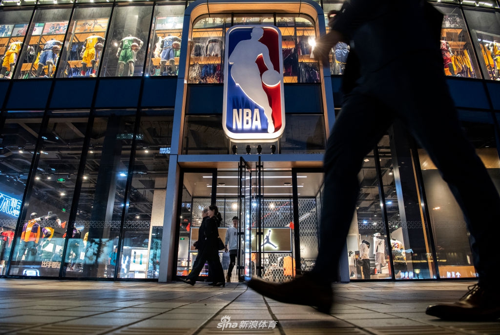 NBA北京旗舰店内随处可见五星红旗