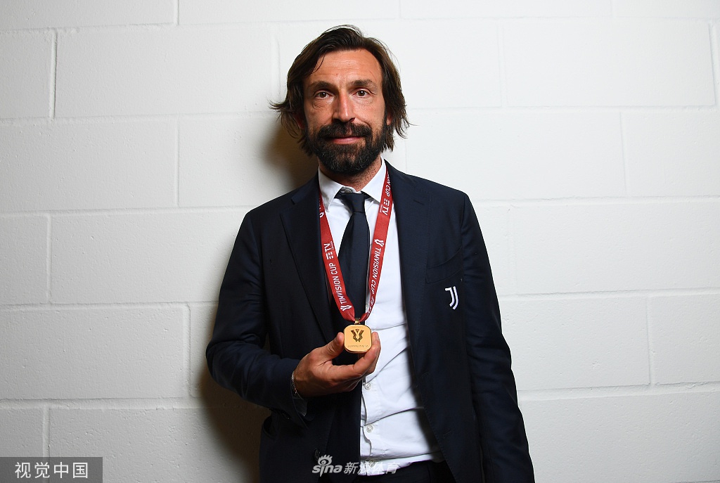 尤文更衣室庆祝拍摄写真 C罗亲吻冠军奖牌