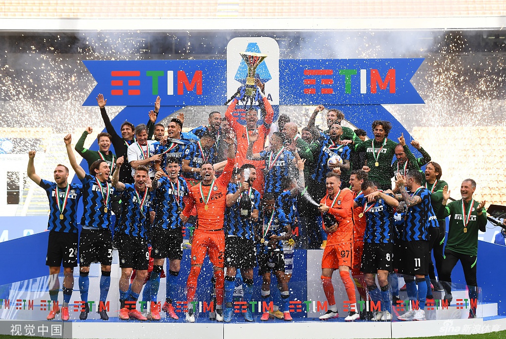 荣耀时刻！国米时隔11年再捧意甲冠军奖杯
