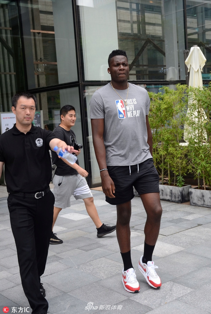 “饼皇”卡佩拉现身沪上街头