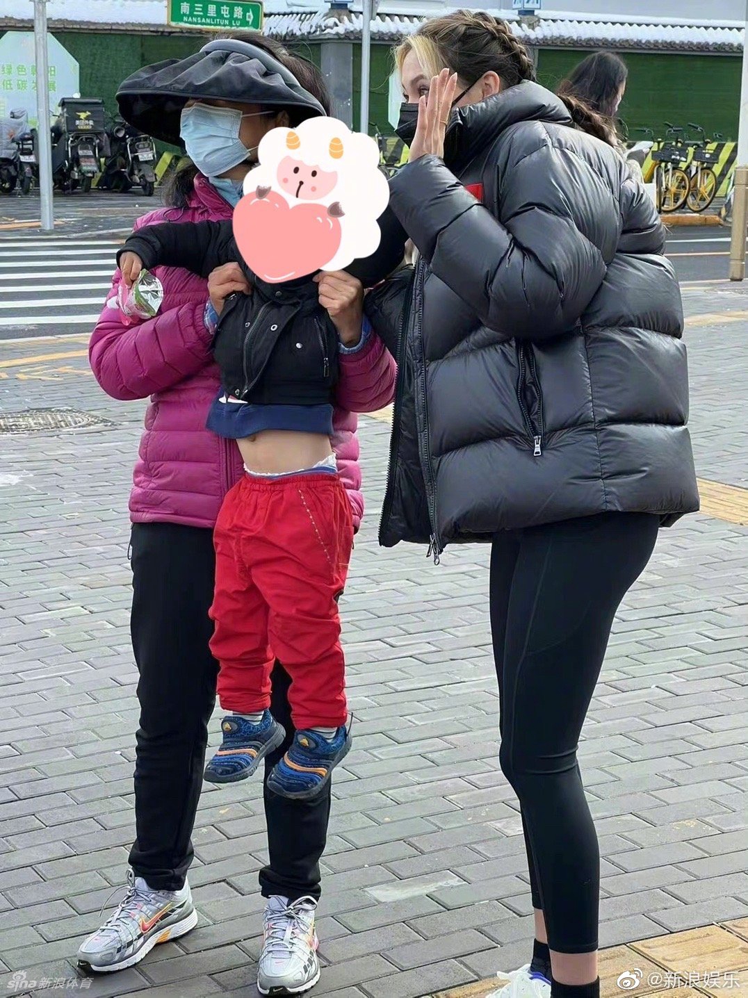 谷爱凌再次现身北京三里屯 头戴熊猫帽可爱大方