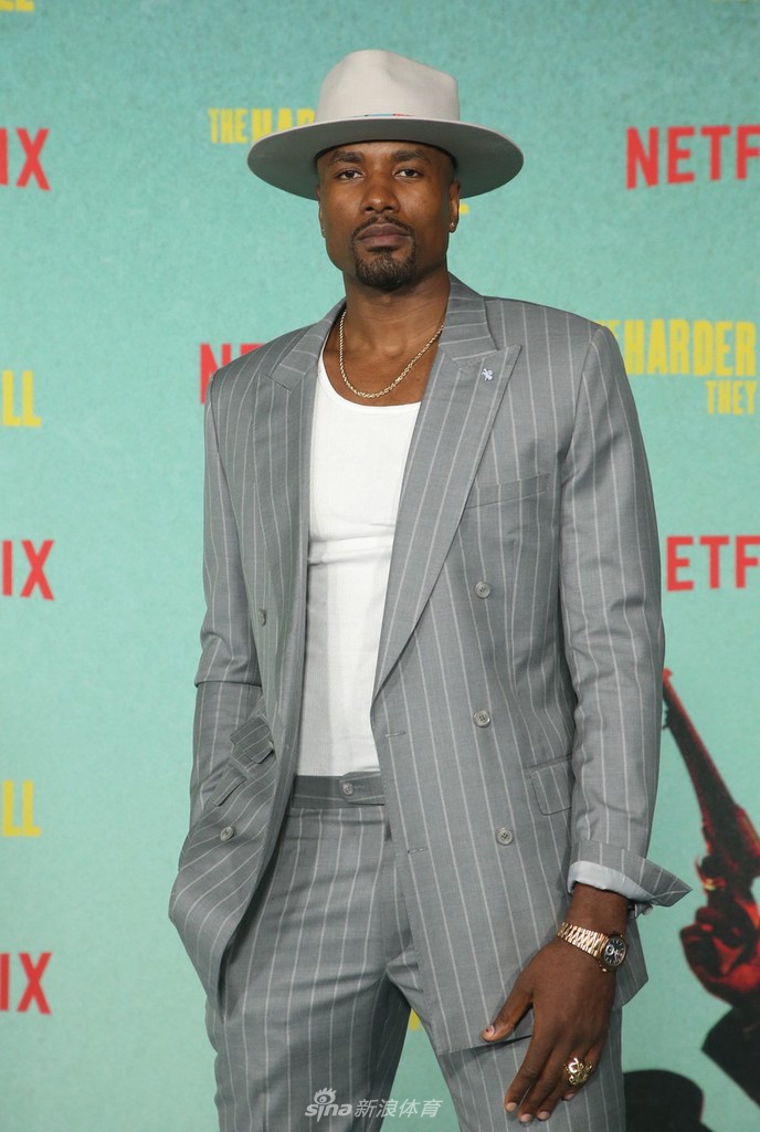 伊巴卡现身《复仇之渊》首映式 西装革履英气逼人