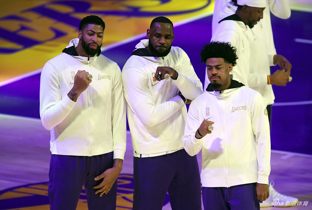 湖人总冠军戒指颁奖仪式 詹姆斯戴大钻戒笑开花