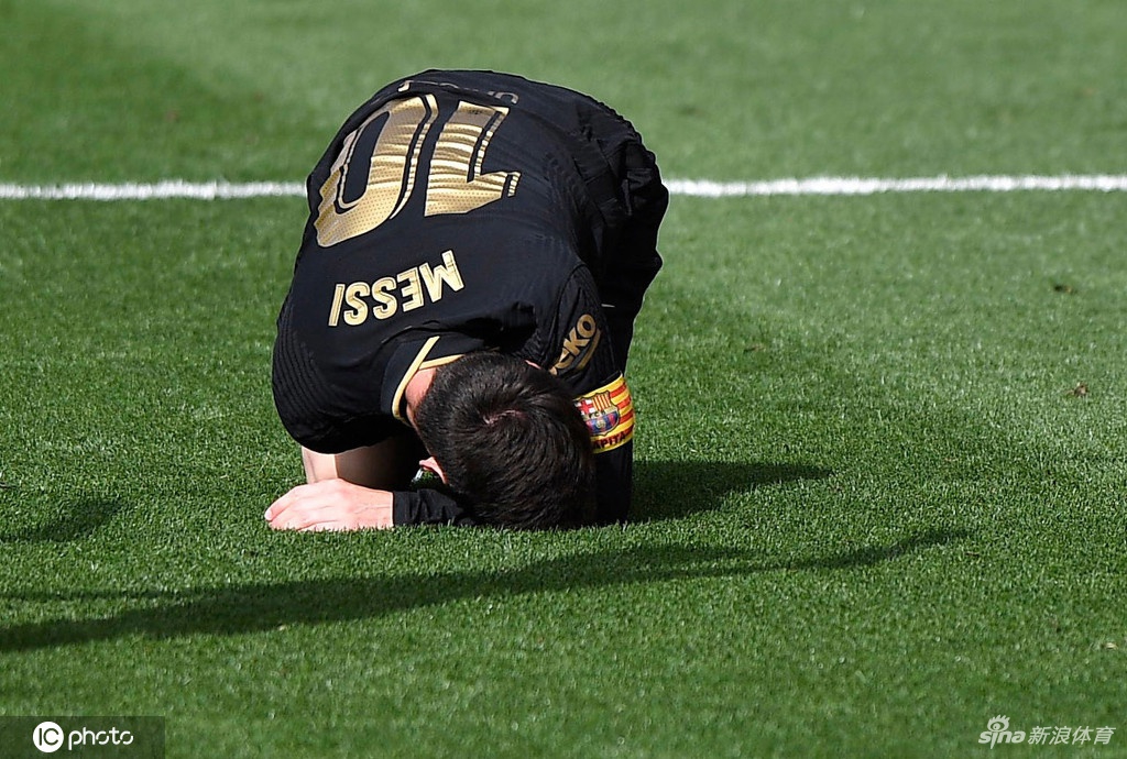梅西一场被对手放倒四次 巨星待遇：凶狠犯规