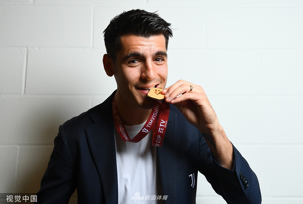 尤文更衣室庆祝拍摄写真 C罗亲吻冠军奖牌