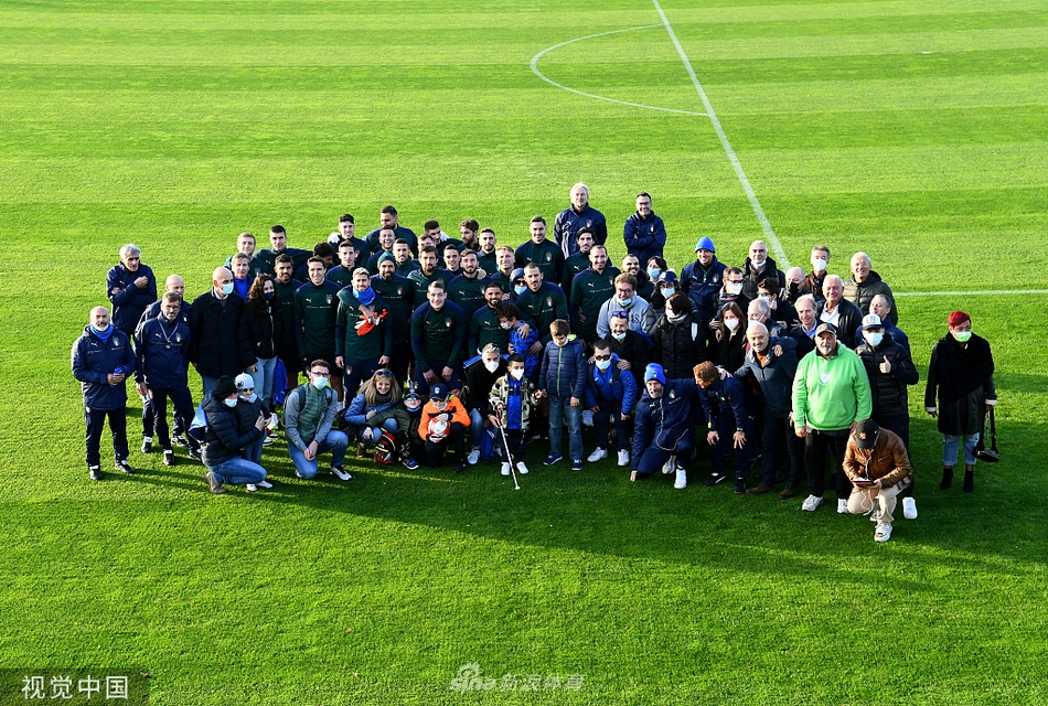 意大利队训练备战 全队拍摄大合影留念