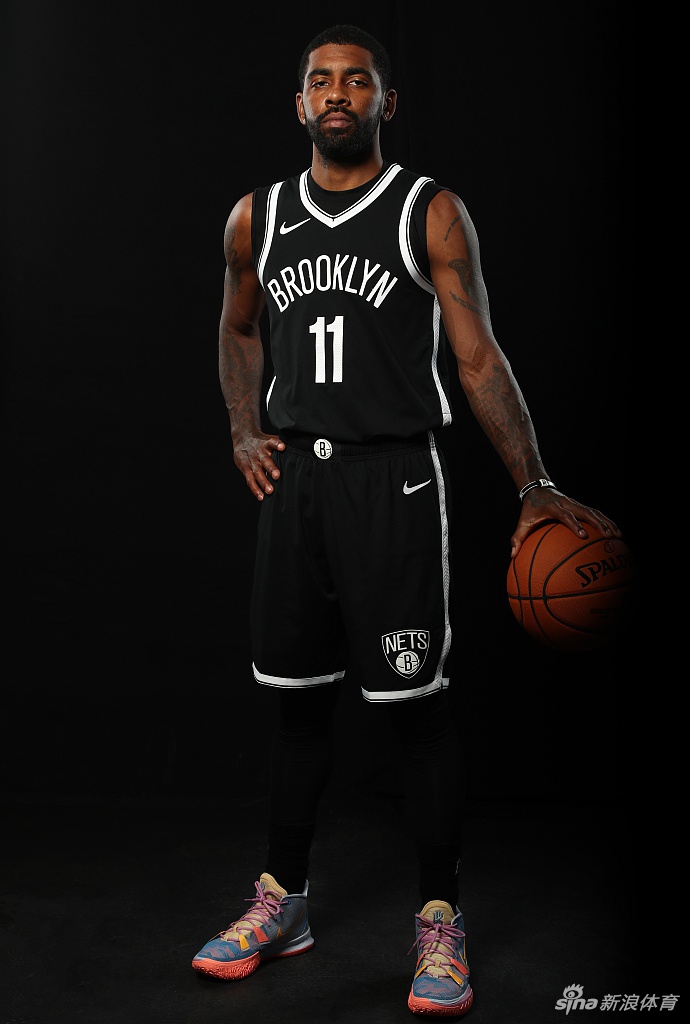 篮网队拍摄新赛季球员写真 杜兰特欧文造型满分