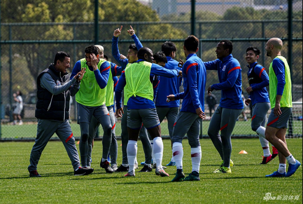 申花海港武汉官微发最新训练照 抹去遮挡耐克LOGO