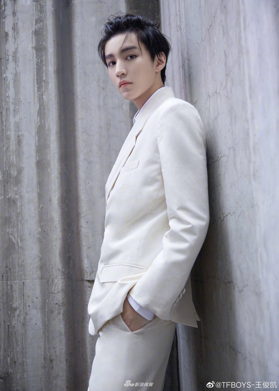 王俊凯绿洲晒健身照 小腿修长手臂肌肉紧实