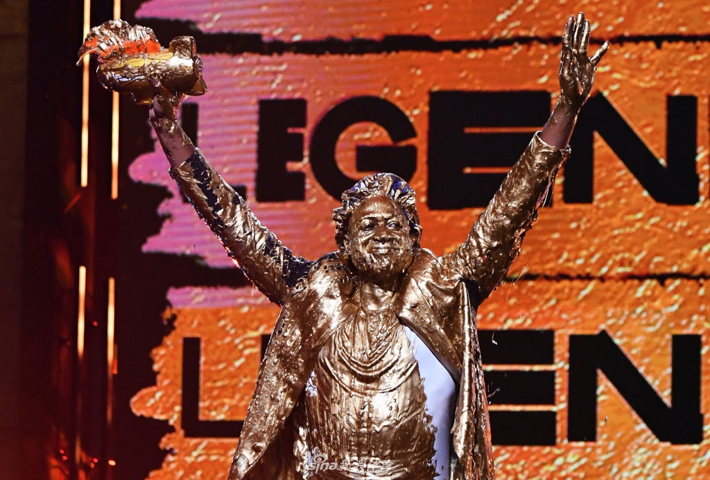 韦德获儿童运动选择奖传奇奖 秒变金人