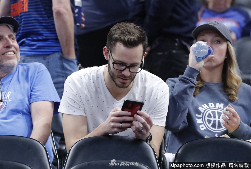 雷霆爵士比赛现场：宣布取消满场嘘声 球迷懵圈狂刷手机