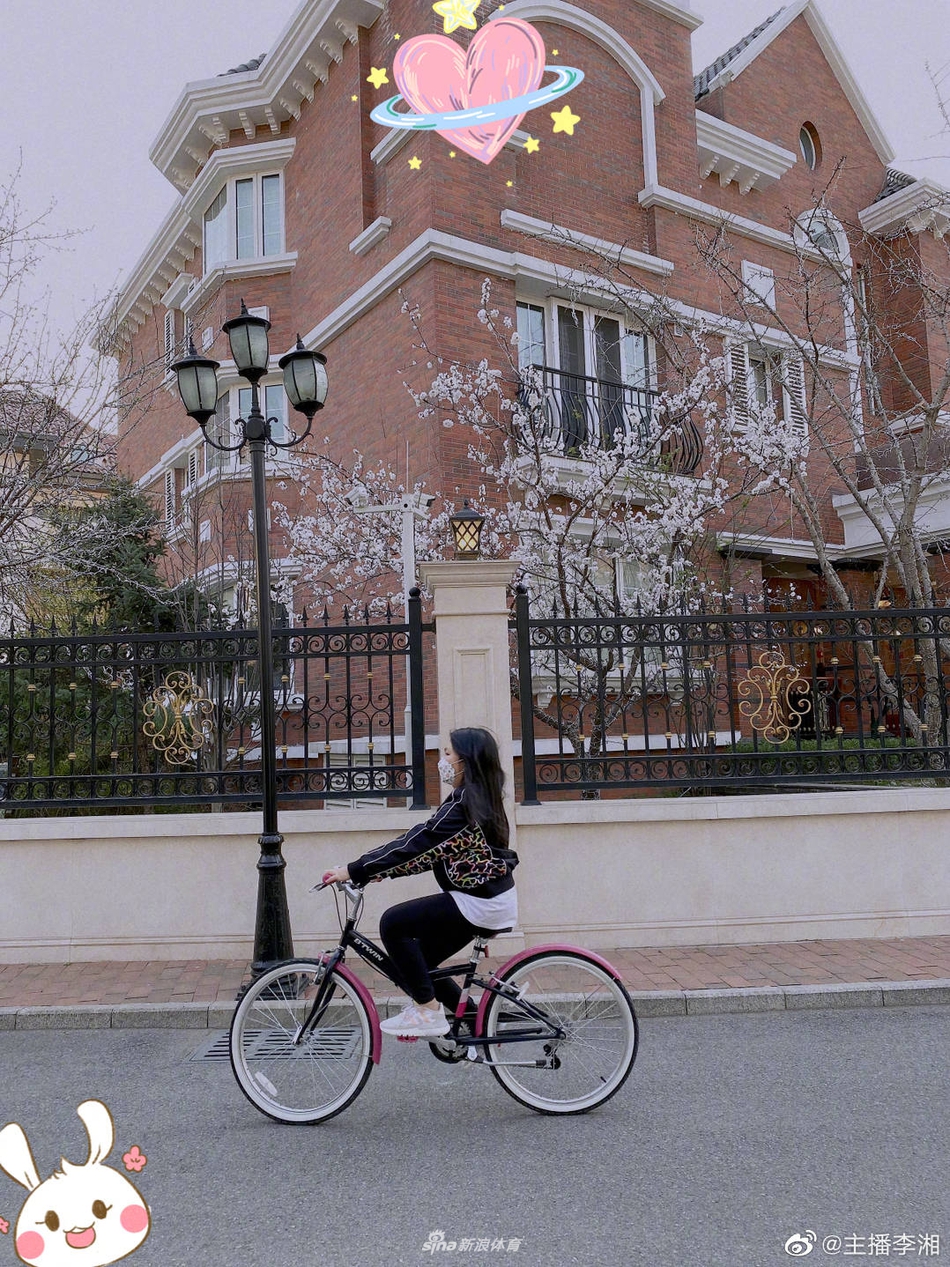 王诗龄打网球坚持运动 圆润小V脸十分可爱