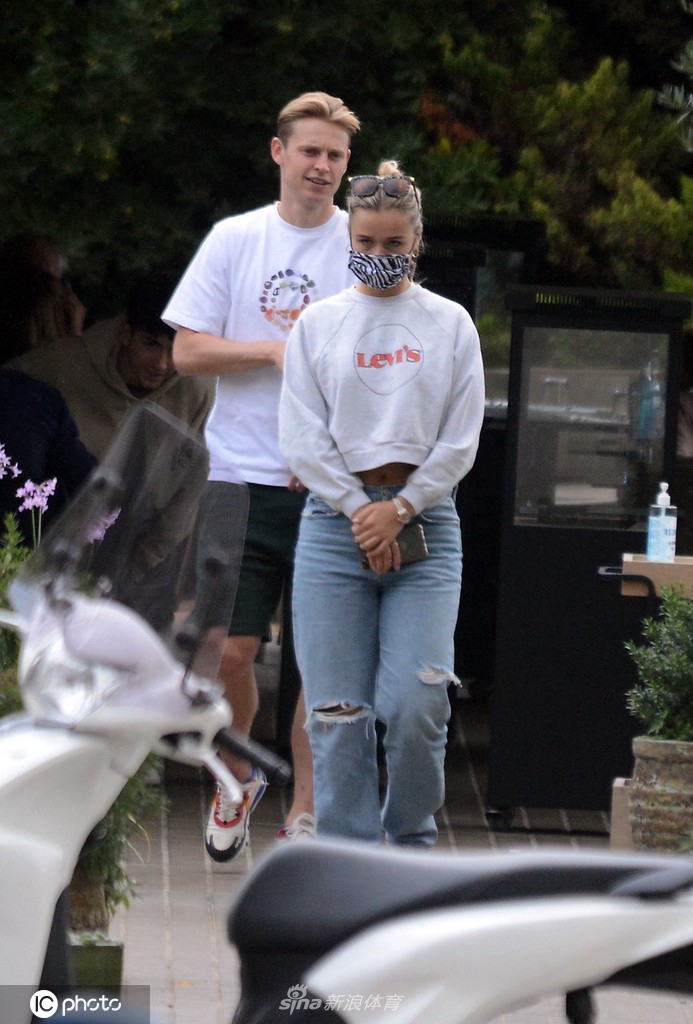 巴萨球星弗兰基-德容与女友外出用餐