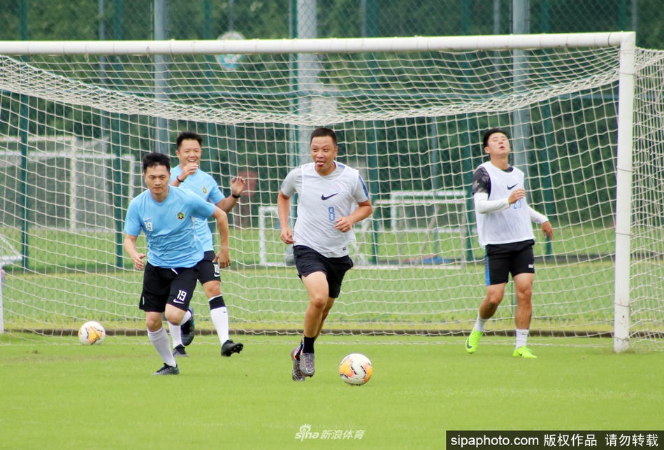 上海绿地申花管理层和教练“热身”迎中超