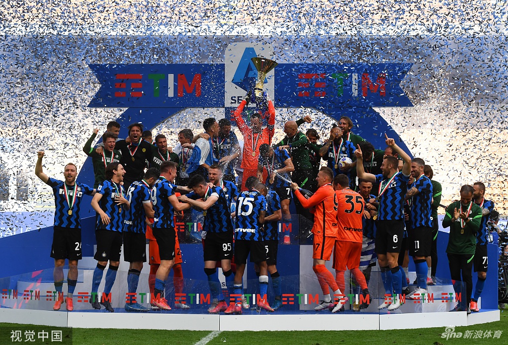 荣耀时刻！国米时隔11年再捧意甲冠军奖杯