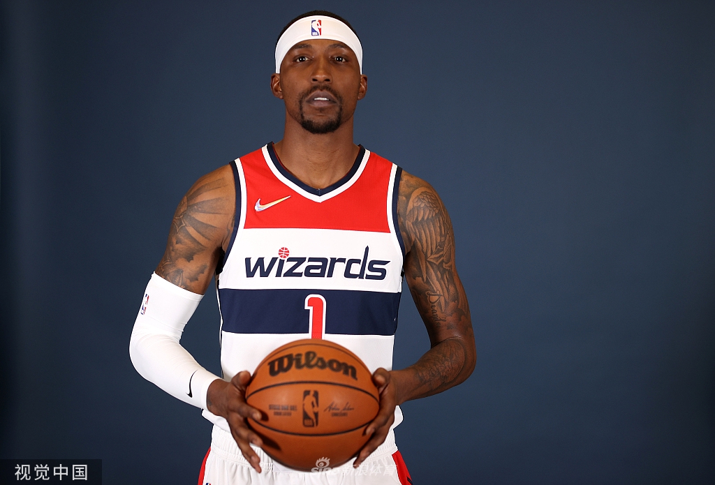 比尔引领奇才媒体日拍摄写真