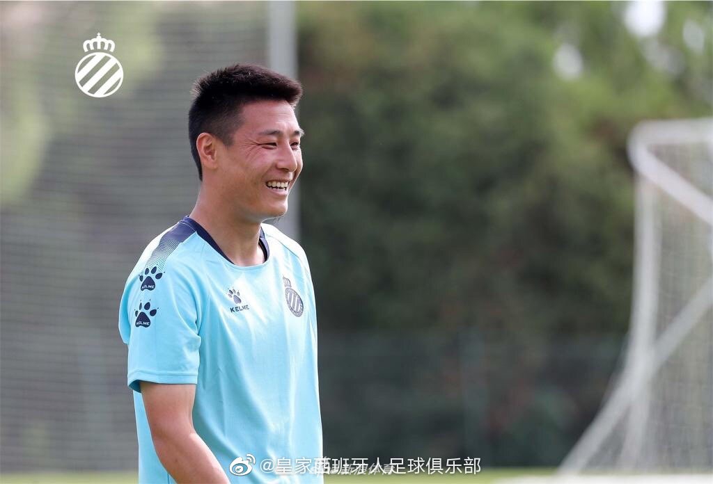 武磊备战西甲新赛季 脸上笑容灿烂