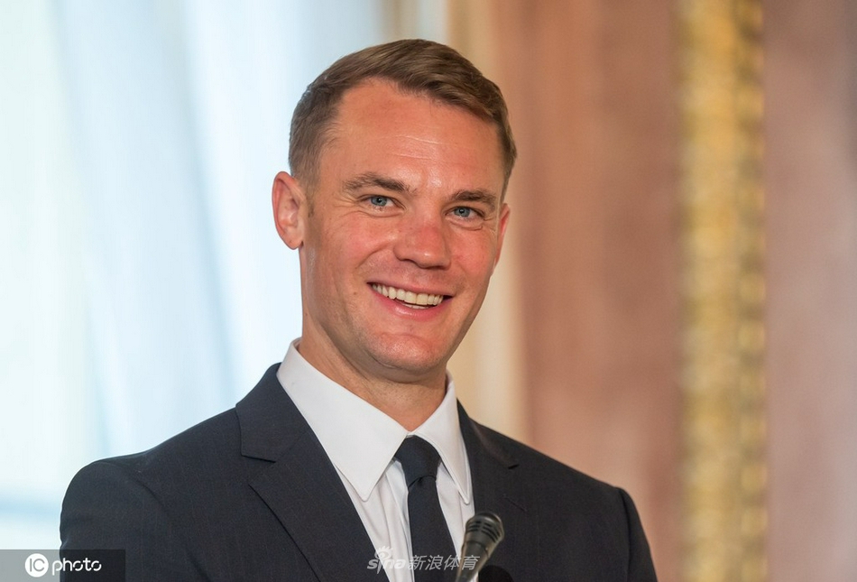 诺伊尔被授予巴伐利亚功勋勋章 西装革履出席颁奖仪式_高清图集_新浪