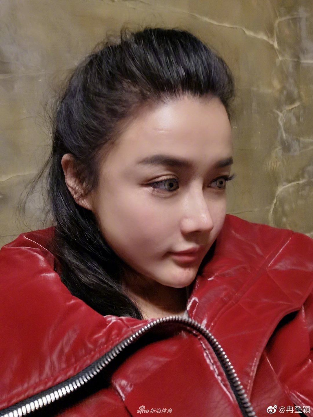 拳王邹市明美妻冉莹颖微博晒照